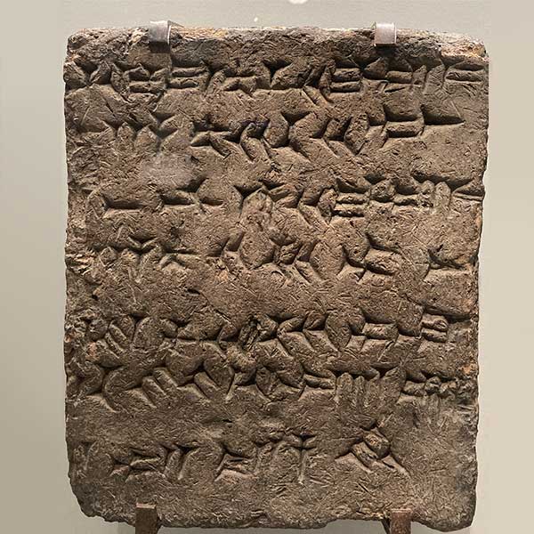 Una tableta de piedra de la Torre Ziggurat con escritura cuneiforme