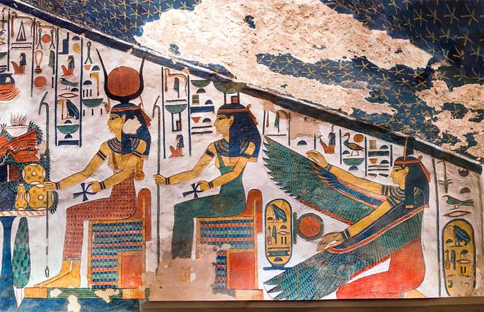 Mural de la tumba de tres diosas Isis, Neftis y Ma'at. Isis y Neftis están sentadas en sillas y sostienen un Ankh, mientras que Ma'at se arrodilla con las alas extendidas.
