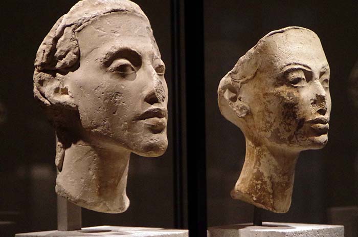 Esculturas de Akhenatón y Nefertiti