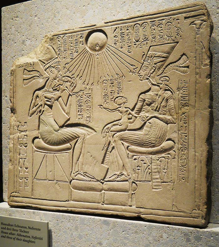 Representación de Akhenatón y Nefertiti con sus hijas