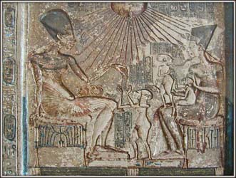 Representación de Akhenatón y Nefertiti con sus hijas