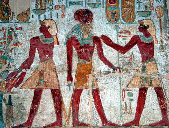 Amón-Ra (centro) en el templo de Amada