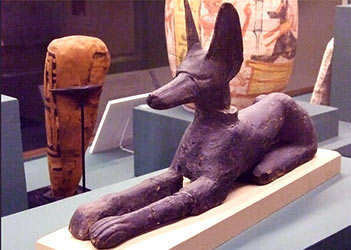 Estatua de Anubis en el museo egipcio Rosacruz