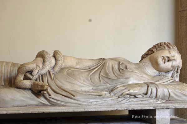 Estatua de Cleopatra con su serpiente