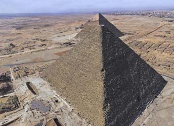La Gran Pirámide de Keops en Guiza vista desde el aire
