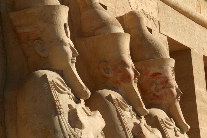 Estatuas osiríacas de Hatshepsut en el Tercer Nivel