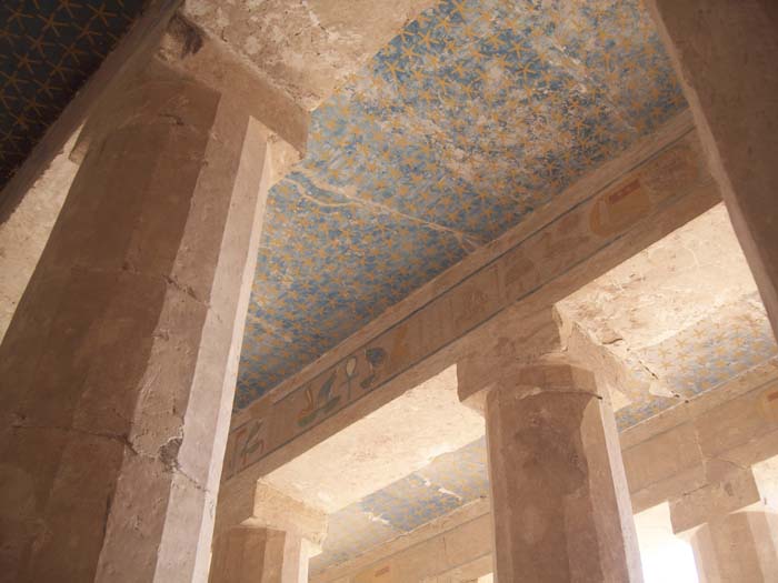 Relieves en la Columnata del Nacimiento