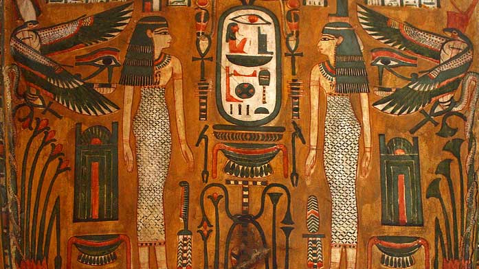 Representación de Neftis e Isis flanqueando el nombre de Osiris en el interior de un ataúd de madera