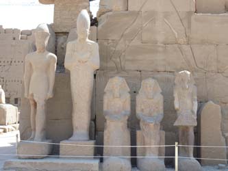 Estatuas detrás del séptimo pilón