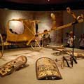Una imagen de los artefactos desenterrados de la tumba de Tutankamón, incluido el carro dorado