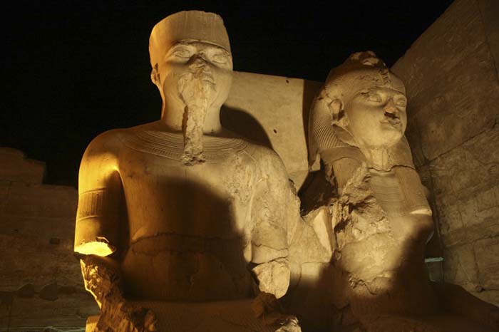 Estatua del Rey Tut y Ankhesenamun