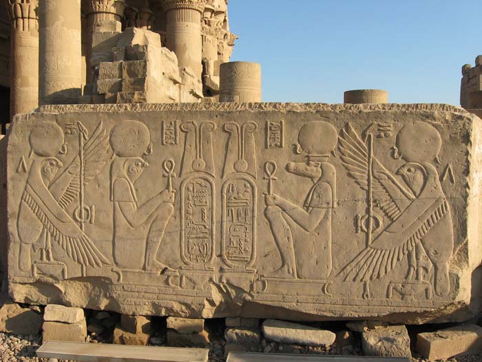 Relieve en Kom Ombo representando a Horus y Sobek
