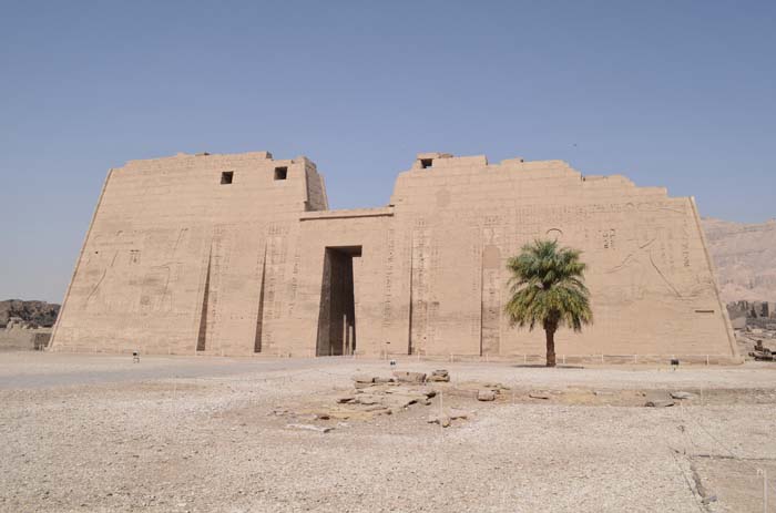 Fachada principal del templo de Medinet Habu