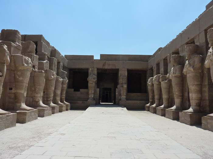 Primer patio del templo de Medinet Habu