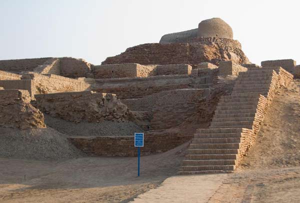 Ruinas de Mohenjo Daro con Stupa