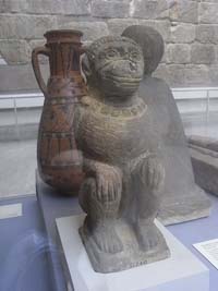 © Isriya Paireepairit - Escultura de mono