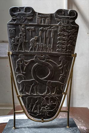 La paleta de Narmer en un soporte