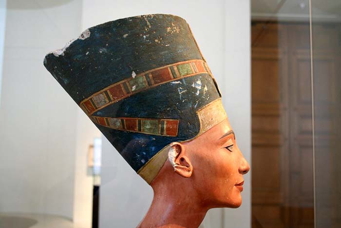 Vista lateral del busto de Nefertiti