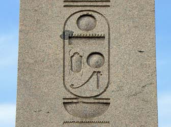Jeroglíficos en Obelisco