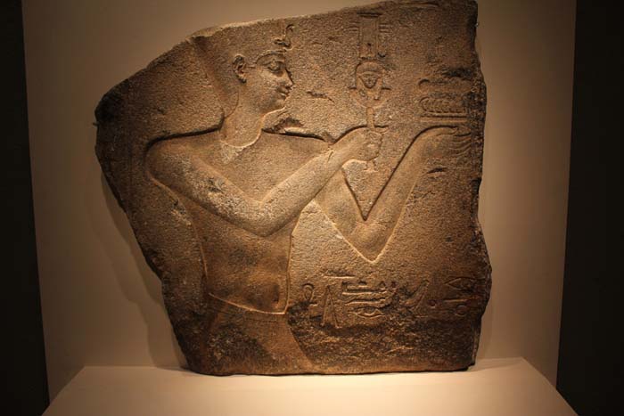Relieve de Ptolomeo II con un sistro