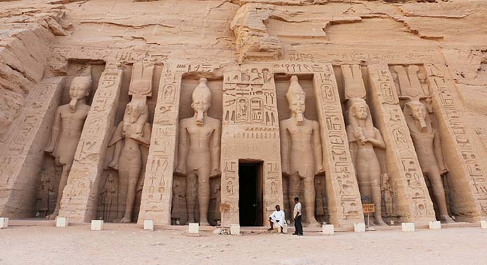Estatuas de Ramsés II y Nefertari en el Pequeño Templo de Abu Simbel