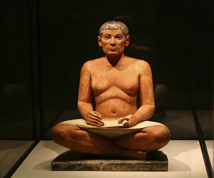 Estatua de un Escriba Sentado, exhibida en el Louvre