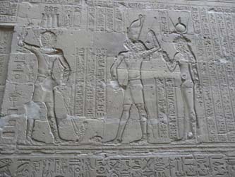Relieves que muestran la historia de Seth y Horus, en el Templo de Edfu