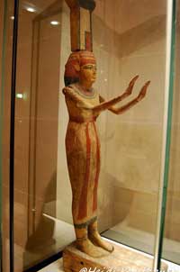 Estatua de madera de Neftis en el Museo del Louvre