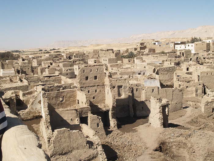 Restos de la ciudad en El-Qasr