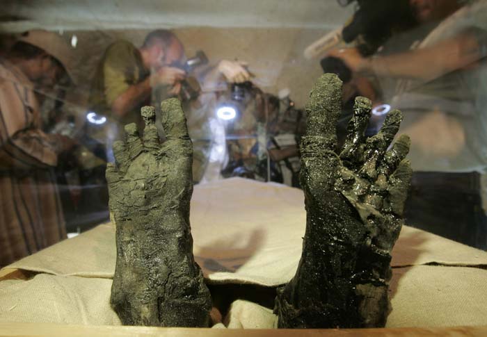 Los pies de la Momia de Tutankamón