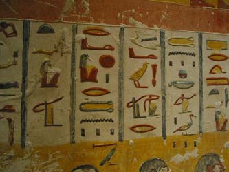 Jeroglíficos en una pared de la tumba