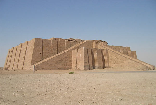 El masivo templo en forma de pirámide del Zigurat en el desierto